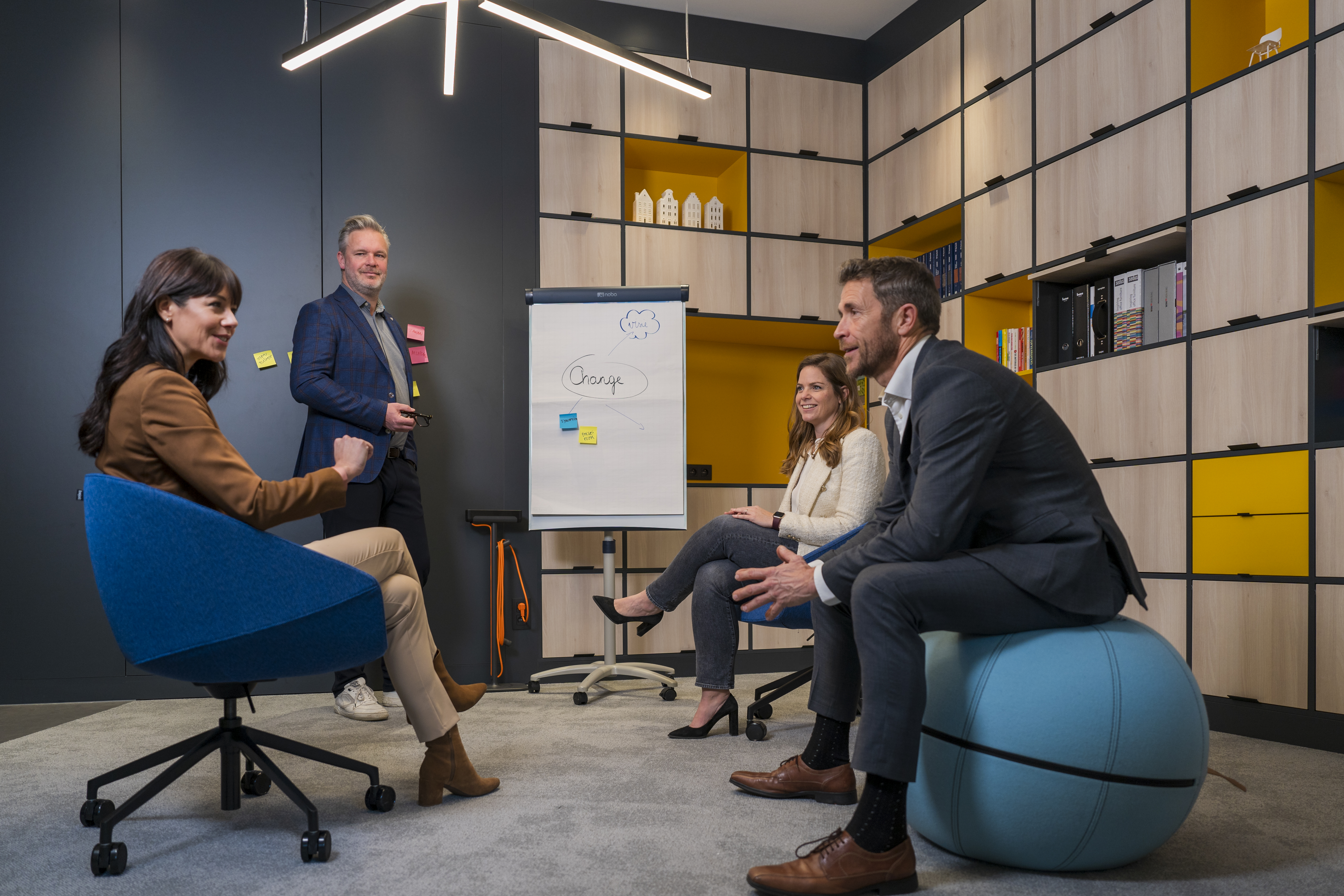 De experts van Studio Dar bekijken samen met een organisatie de aanbevelingen voor hun werkruimte. 